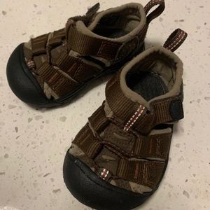 Boys brown keen summer shoes size 4c